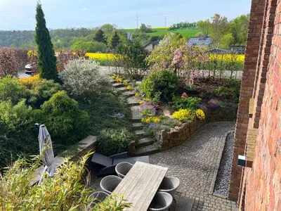 Ein Garten an der Unterkunft Attraktive Wohnung-Elztalidyll-zwischen Mosel,Nürburgring und Burg Eltz