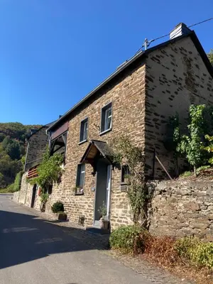 Das Gebäude in dem sich das Ferienhaus befindet
