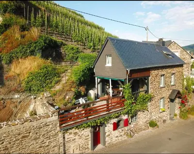 Das Gebäude in dem sich das Ferienhaus befindet