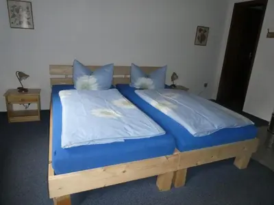 Ein Bett oder Betten in einem Zimmer der Unterkunft Ferien und Selbstversorgerhaus für Gruppen Sauerthaler Hof - Loreley