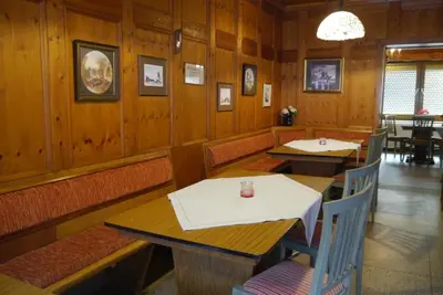 Ein Restaurant oder anderes Speiselokal in der Unterkunft Ferien und Selbstversorgerhaus für Gruppen Sauerthaler Hof - Loreley
