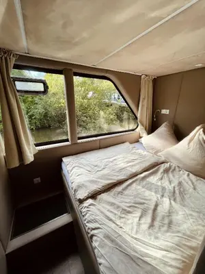 Ein Bett oder Betten in einem Zimmer der Unterkunft KL Moselboote - Hausboot Niara
