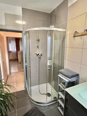 Ein Badezimmer in der Unterkunft FeWo mit Terrasse Neuwied & Koblenz