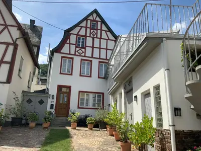 Das Gebäude in dem sich das Ferienhaus befindet