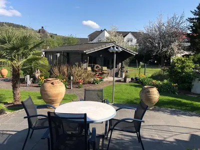 Ein Garten an der Unterkunft Ferienwohnung am Pferdemarkt