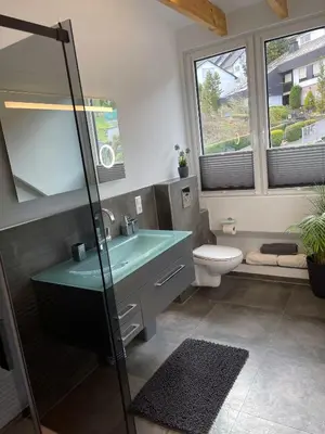 Ein Badezimmer in der Unterkunft Fewo Burg,Mosel,Tal-Blick