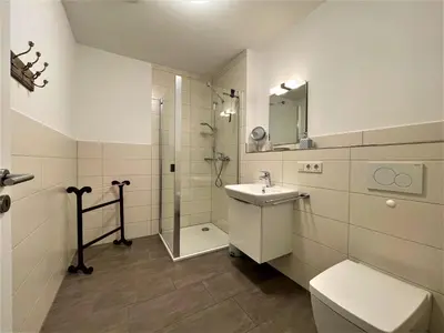 Ein Badezimmer in der Unterkunft Villa Moselufer, Aussicht auf Burg Cochem und Mosel, Barrierefrei , Balkon