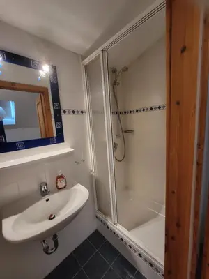 Ein Badezimmer in der Unterkunft Doppelhaushälfte Scheunenzauber