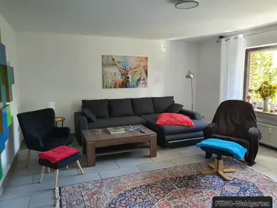 Ein Sitzbereich in der Unterkunft Ferienwohnung Waldgarten