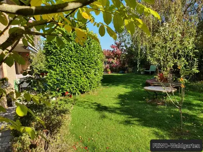 Ein Garten an der Unterkunft Ferienwohnung Waldgarten