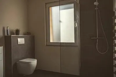 Ein Badezimmer in der Unterkunft Ringtoys Rooms mit einem Gemeinschaftsbad One bathroom to share with four rooms