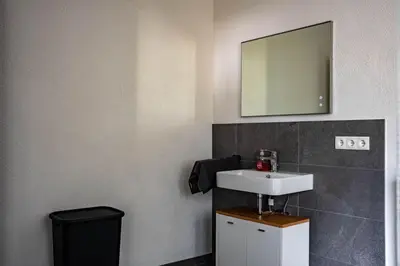 Ein Badezimmer in der Unterkunft Ringtoys Rooms mit einem Gemeinschaftsbad One bathroom to share with four rooms