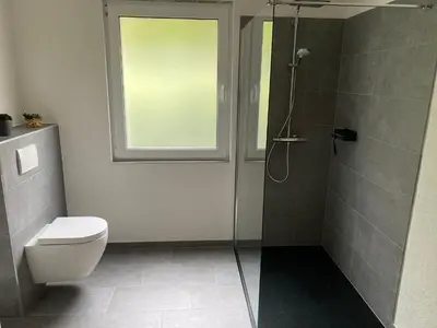 Ein Badezimmer in der Unterkunft Ringtoys Rooms mit einem Gemeinschaftsbad One bathroom to share with four rooms
