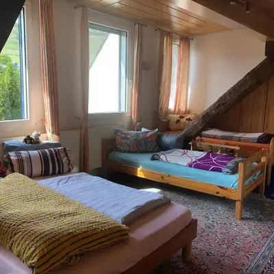 Familien-Zimmer mit Bad und Garten in Privathaus hell
