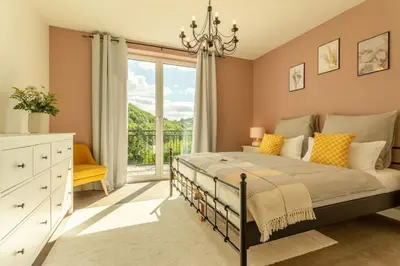 Ein Bett oder Betten in einem Zimmer der Unterkunft Spacious Home Sauna Hot Tub Pool Patio BBQ