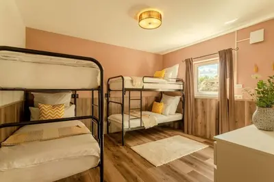 Ein Bett oder Betten in einem Zimmer der Unterkunft Spacious Home Sauna Hot Tub Pool Patio BBQ