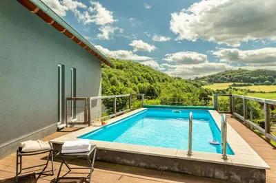 Der Swimmingpool an oder in der Nähe von Spacious Home Sauna Hot Tub Pool Patio BBQ