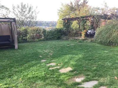 Ein Garten an der Unterkunft Doppelzimmer mit neuem Bad und Sportpool-Nutzung außen, Villa Naturpark, Garten mit Rheinblick