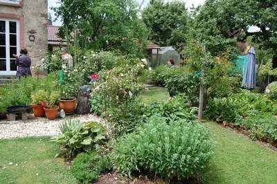 Ein Garten an der Unterkunft Gartenhaus - a68978
