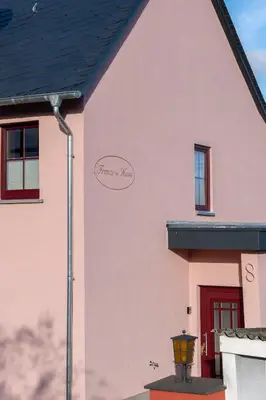 Das Gebäude in dem sich das Ferienhaus befindet