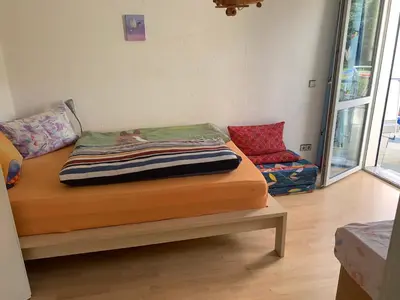 Ein Bett oder Betten in einem Zimmer der Unterkunft Doppelzimmer mit Terrasse zum Garten, ruhig, Weinbergsblick, zusätzliches Kinderzimmer anbei möglich