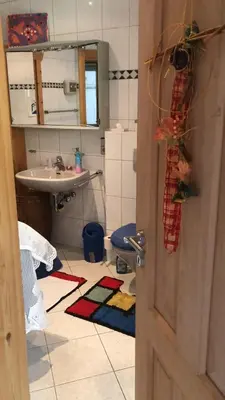 Ein Badezimmer in der Unterkunft Doppelzimmer mit Terrasse zum Garten, ruhig, Weinbergsblick, zusätzliches Kinderzimmer anbei möglich