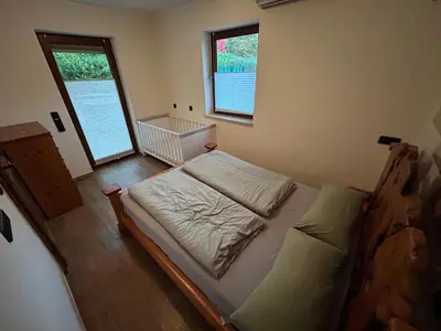 Ein Bett oder Betten in einem Zimmer der Unterkunft Ferienhaus mit Schwimmbad, Whirlpool & Sauna am Nürburgring