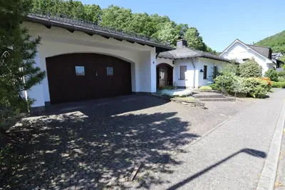 Das Gebäude in dem sich das Ferienhaus befindet