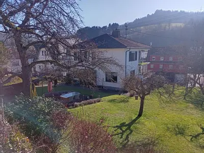 Ein allgemeiner Bergblick oder ein Berglick von des Ferienhauses aus