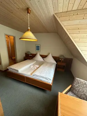 Ein Bett oder Betten in einem Zimmer der Unterkunft Mike‘s Mosel Lodge