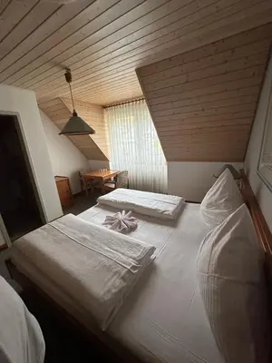 Ein Bett oder Betten in einem Zimmer der Unterkunft Mike‘s Mosel Lodge