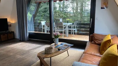 Ein Sitzbereich in der Unterkunft Wald-Chalet Vulkaneifel