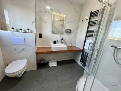 Ein Badezimmer in der Unterkunft JUNIPRO Hotel Schinderhannes