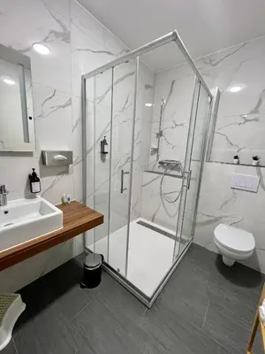 Ein Badezimmer in der Unterkunft JUNIPRO Hotel Schinderhannes