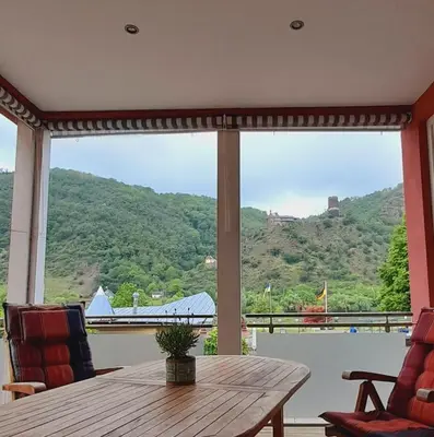 Ein allgemeiner Bergblick oder ein Berglick von des Ferienhauses aus