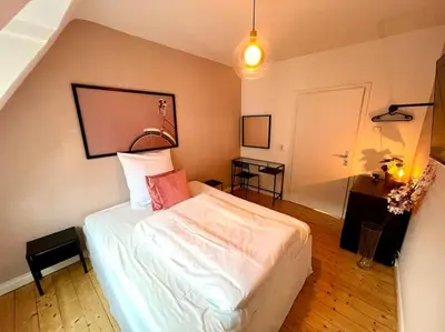 Ein Bett oder Betten in einem Zimmer der Unterkunft Stadtoase Design Wohnung in der Altstadt von Koblenz
