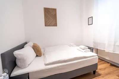 Ein Bett oder Betten in einem Zimmer der Unterkunft Honeybee Properties Ferienwohnungen Koblenz