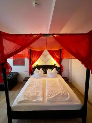 Ein Bett oder Betten in einem Zimmer der Unterkunft Hotel zur Römerbrücke