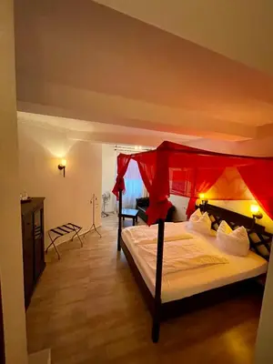 Ein Bett oder Betten in einem Zimmer der Unterkunft Hotel zur Römerbrücke