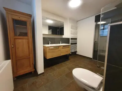 Ein Badezimmer in der Unterkunft Großes Ferienhaus Sauerburgblick