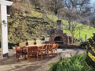 Ein Garten an der Unterkunft Großes Ferienhaus Sauerburgblick