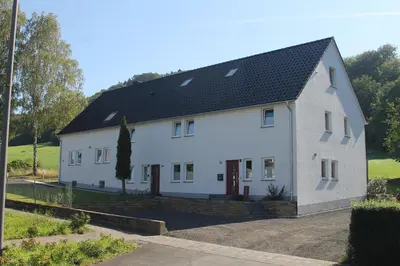 Das Gebäude in dem sich das Ferienhaus befindet