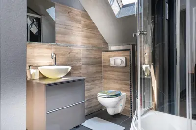Ein Badezimmer in der Unterkunft 12: Privatzimmer für Reisende durch Koblenz