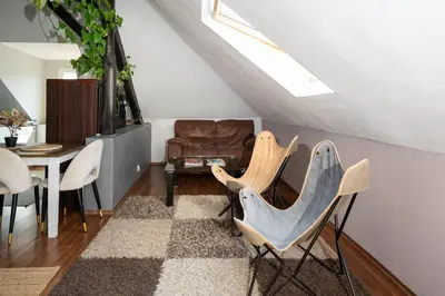 Ein Sitzbereich in der Unterkunft 12: Privatzimmer für Reisende durch Koblenz