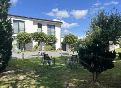 Ein Garten an der Unterkunft Maison Vulkanstein