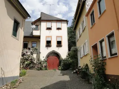Das Gebäude in dem sich das Ferienhaus befindet