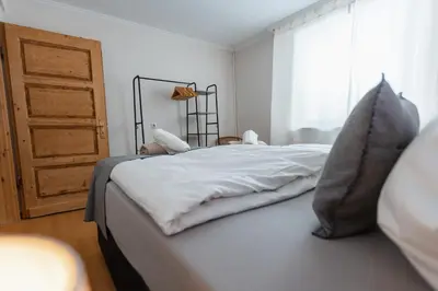 Ein Bett oder Betten in einem Zimmer der Unterkunft BG Living & Hosting - Mosel-Fachwerkhaus nahe Calmont Klettersteig - 2 Schlafzimmer, Parkplatz, WLAN & Netflix, 5 Personen