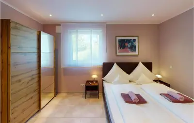 Ein Bett oder Betten in einem Zimmer der Unterkunft 2 Bedroom Gorgeous Apartment In Burgen