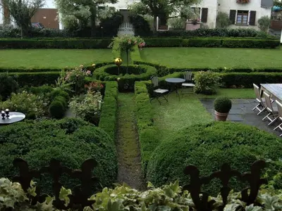 Ein Garten an der Unterkunft Altes Winzerhaus Lenz
