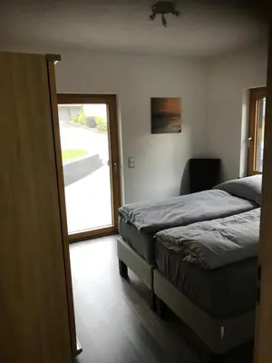 Ein Bett oder Betten in einem Zimmer der Unterkunft Ferienwohnung '' Wein unter Palmen ''